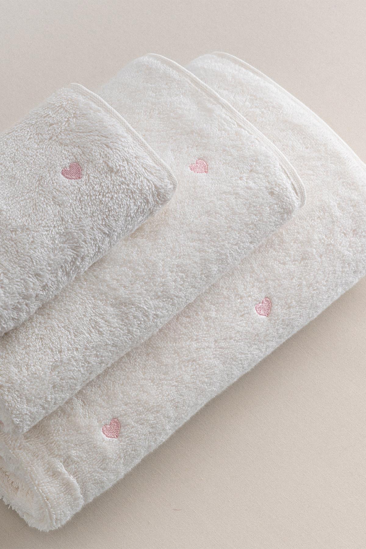 Pembe kalpli beyaz havlu seti, yumuşak dokulu konforlu banyo aksesuarı