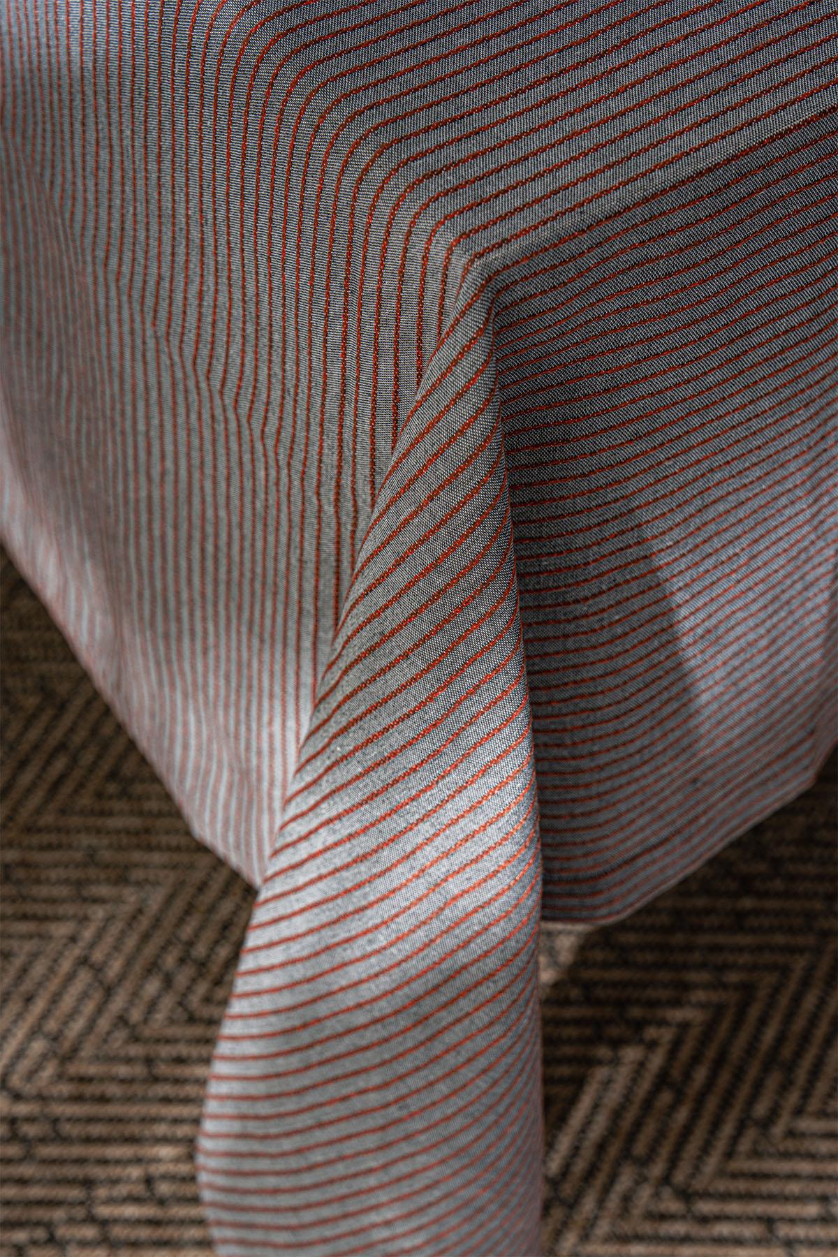 Loris Stain-Resistant and Wrinkle-Free Tablecloth (160 x 260 cm)