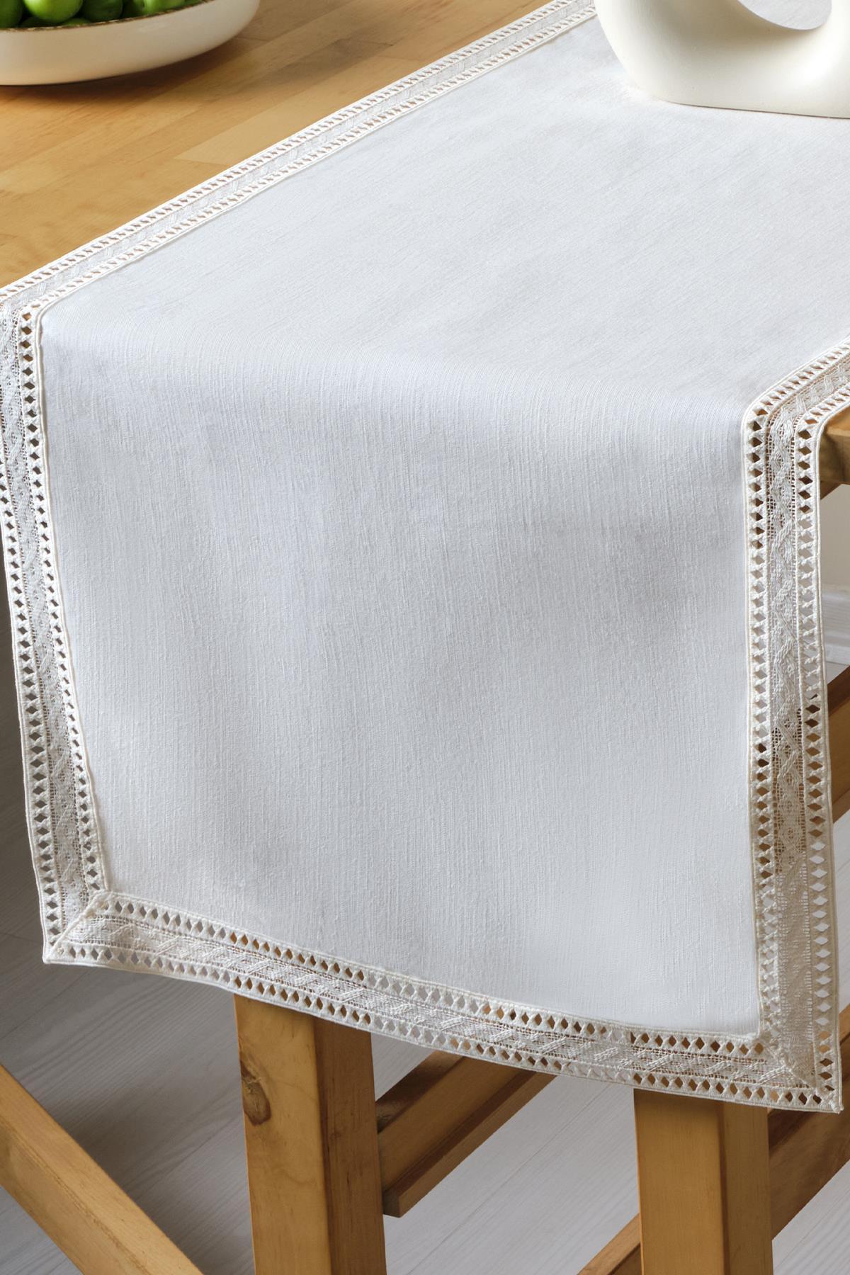 Ahşap masada dantel detaylı beyaz runner masa örtüsü, 40x140 cm dekoratif masa tekstili