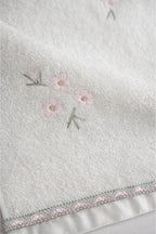 Nadia Daisy Embroidered Bath Towel (90 x 150 cm)