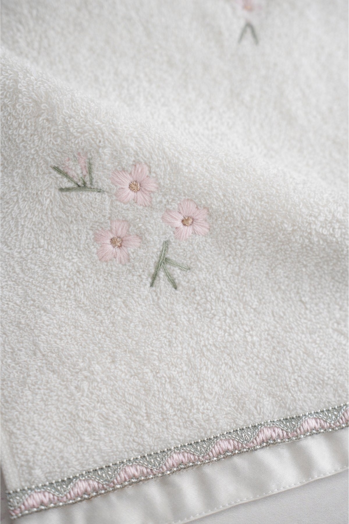 Nadia Daisy Embroidered Face Towel (50 x 90 cm)