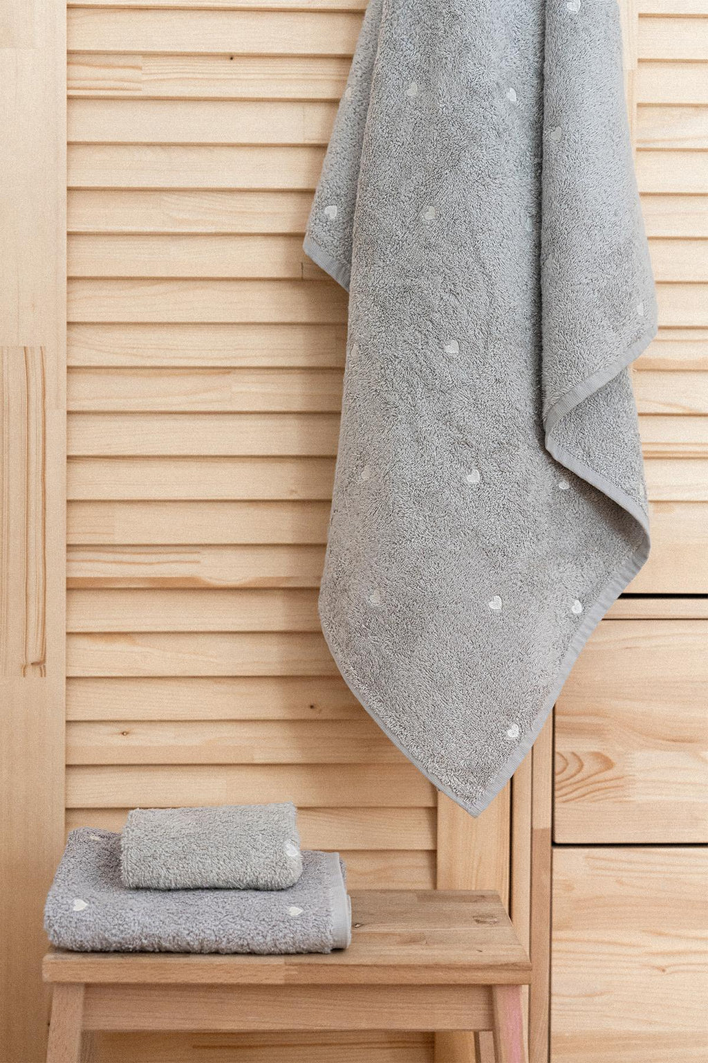 Amore Heart Embroidered Bath Towel (90 x 150 cm)