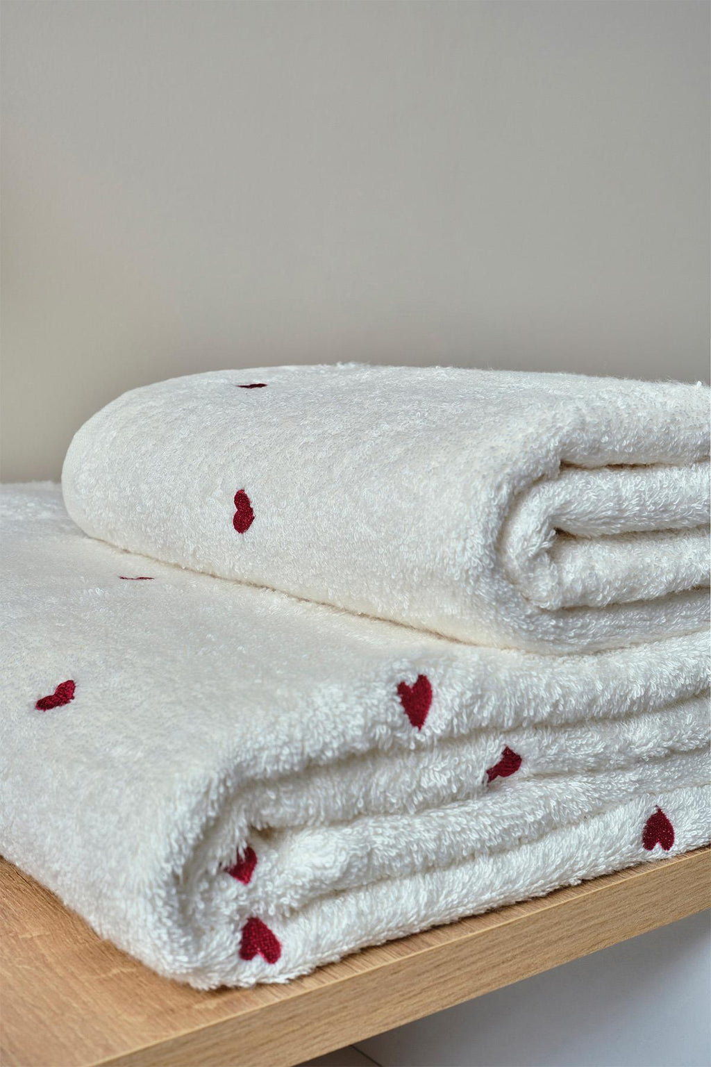 Amore Heart Embroidered Bath Towel (90 x 150 cm)