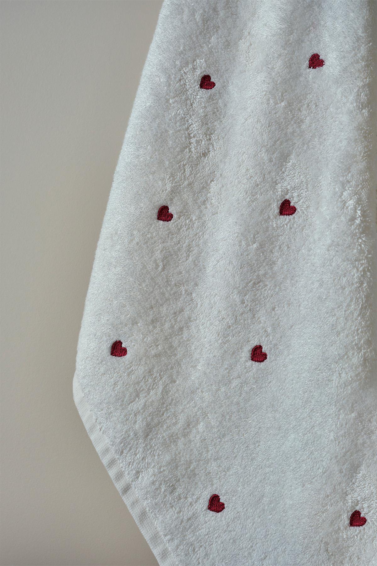 Amore Heart Embroidered Bath Towel (90 x 150 cm)
