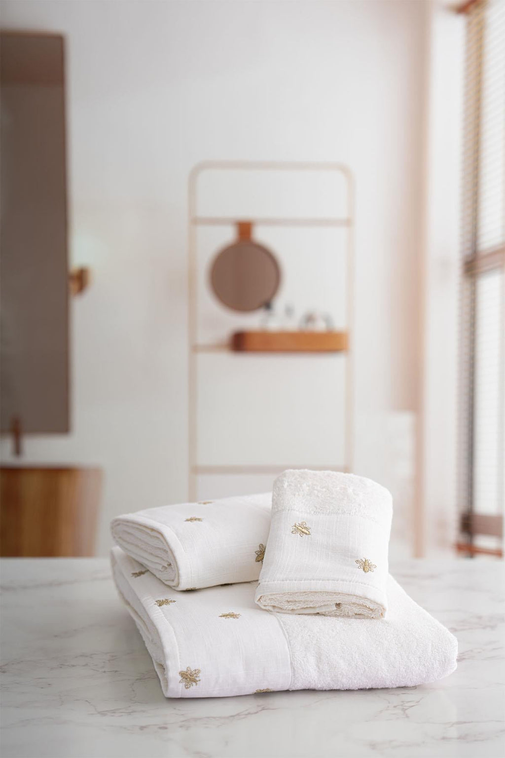 Bee Life Bee Embroidered Bath Towel (90 x 150 cm)