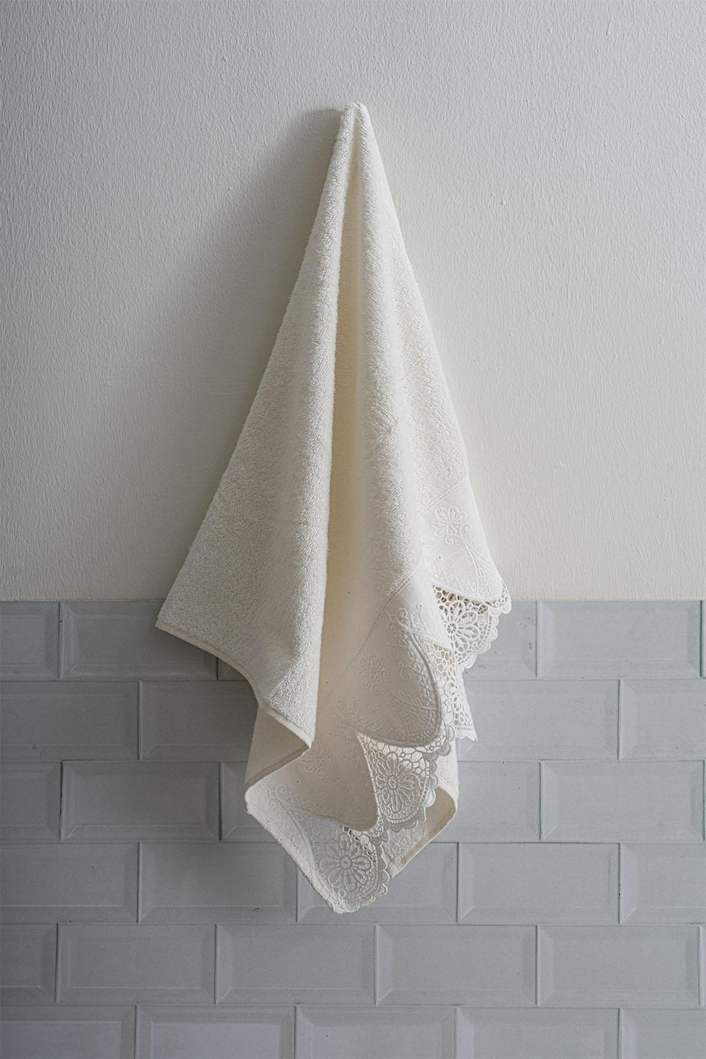 Emma Lace Bath Towel (90 x 150 cm)