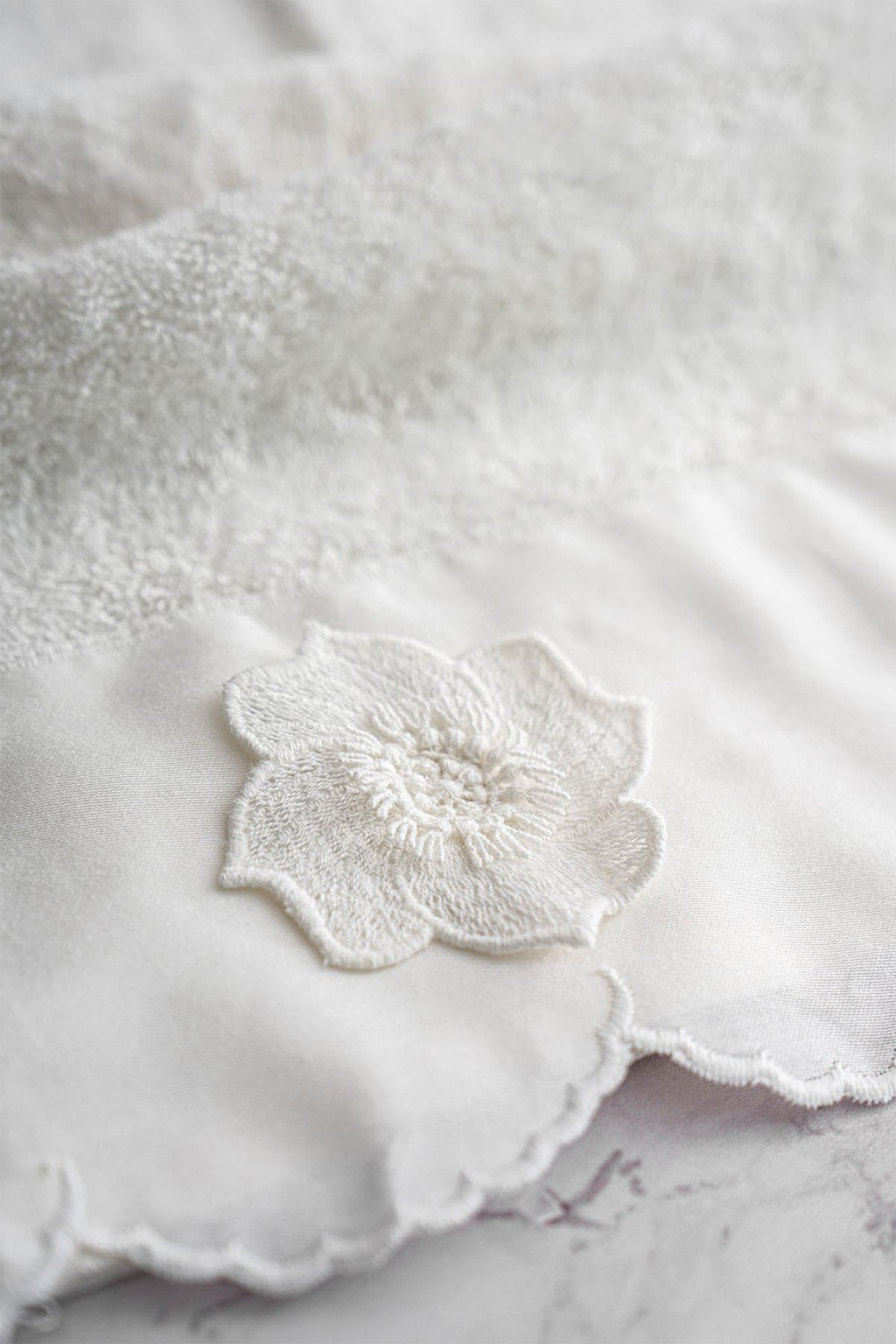 Hanzade Flower Embroidered Bath Towel (90 x 150 cm)