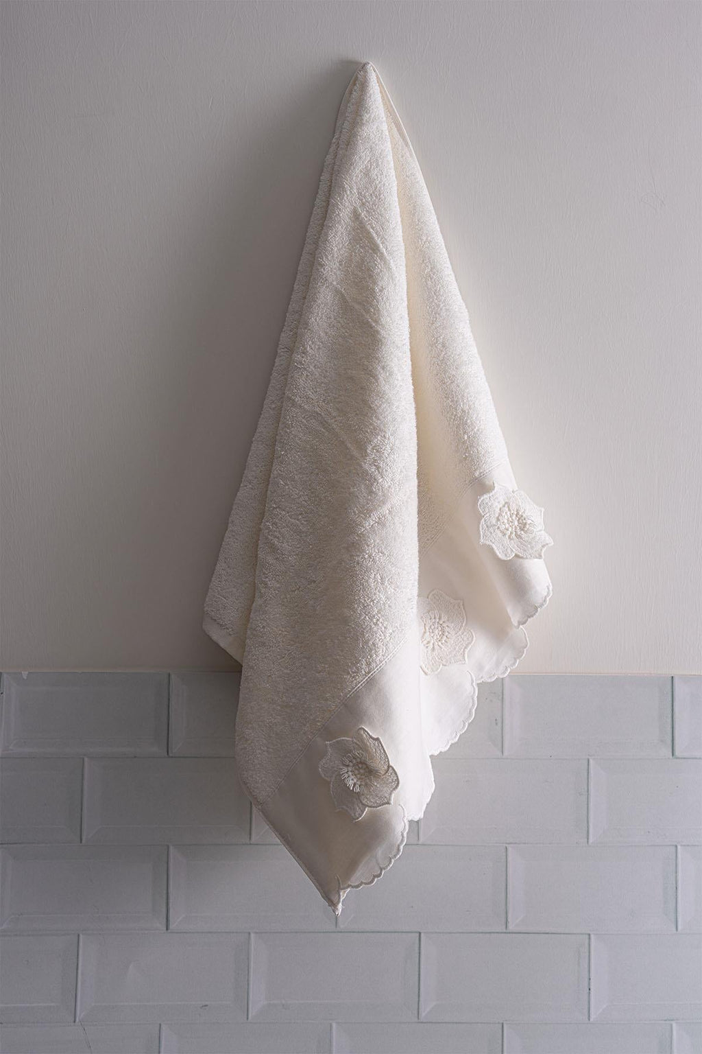 Hanzade Flower Embroidered Hand Towel (30 x 50 cm)