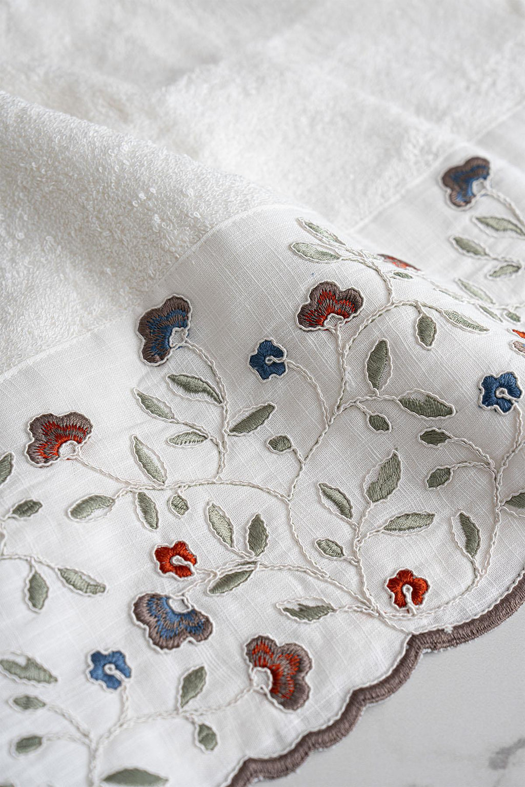 Livano Colorful Flower Embroidered Hand Towel (30 x 50 cm)