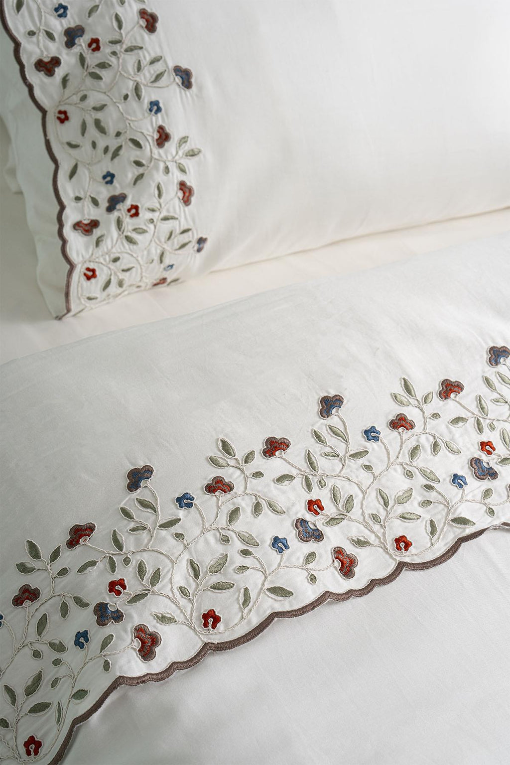 Livano Colorful Floral Embroidered Cotton Satin Double 6-Piece Duvet Cover Set