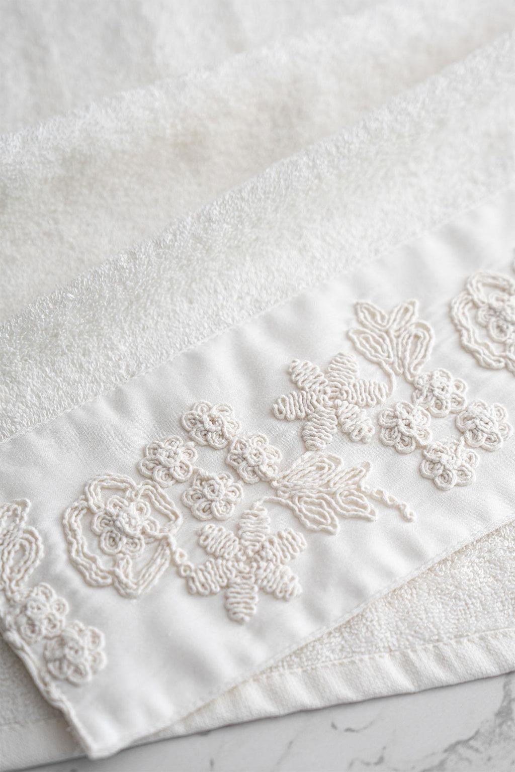 Madeira 3D Knitted Flower Embroidered Bath Towel (90 x 150 cm)