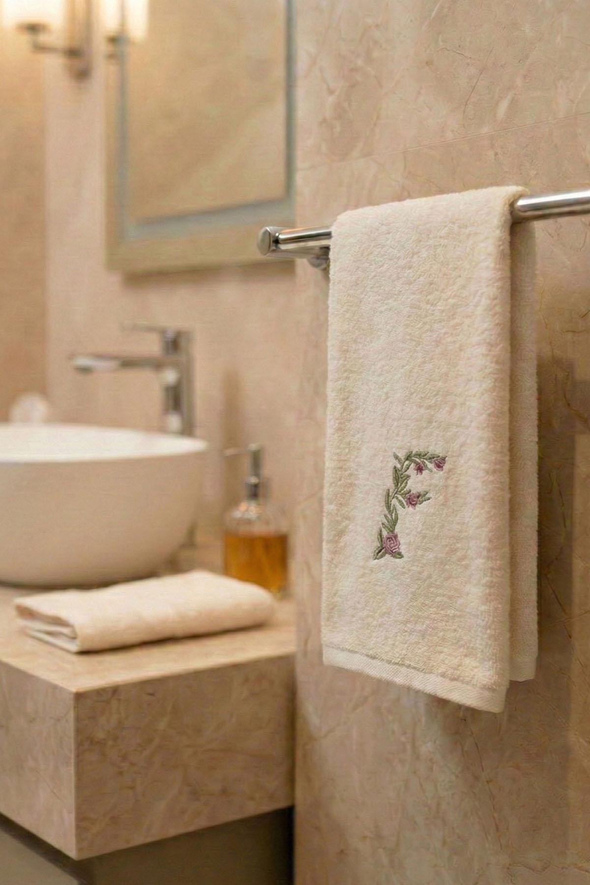 Monogram Harf Nakışlı Bambu Yüz Havlusu (50 x 90 cm)