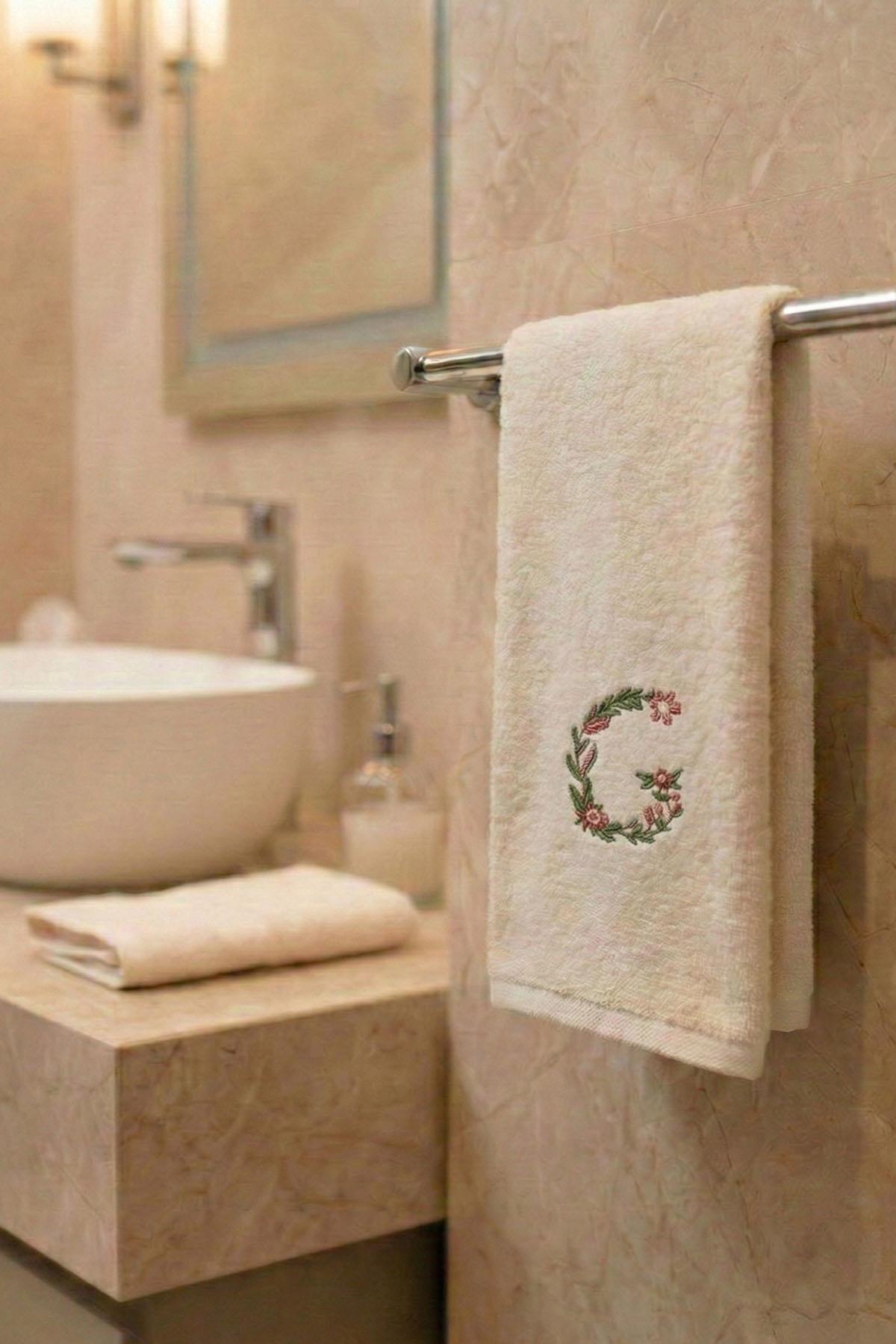 Monogram Harf Nakışlı Bambu Yüz Havlusu (50 x 90 cm)