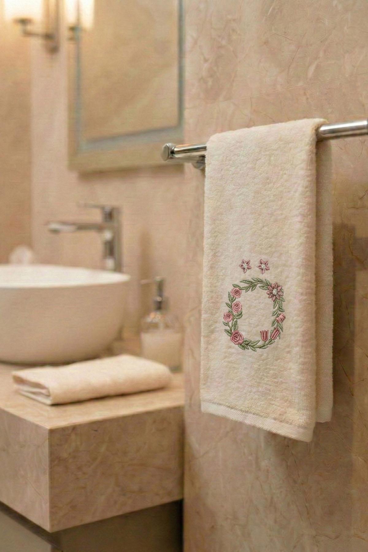 Monogram Harf Nakışlı Bambu Yüz Havlusu (50 x 90 cm)