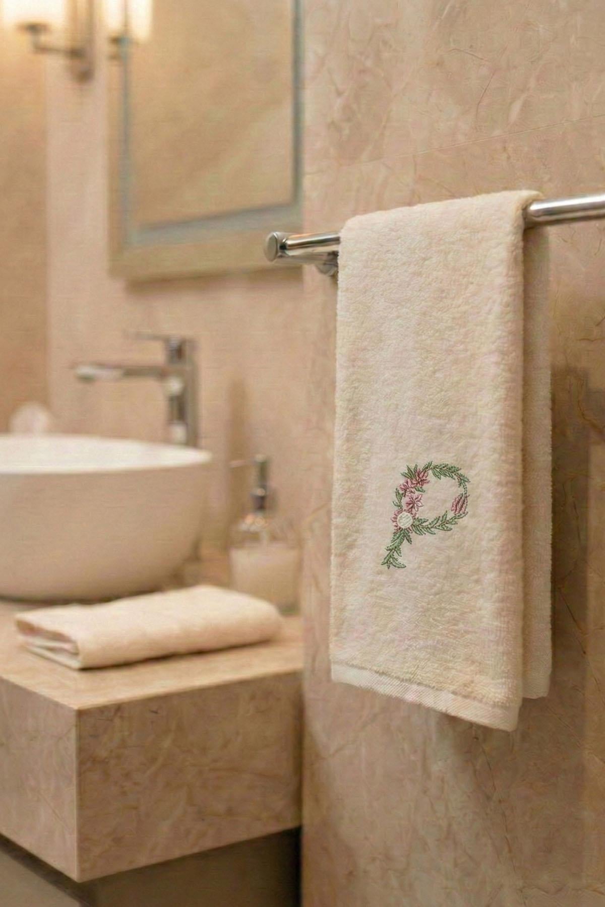 Monogram Harf Nakışlı Bambu Yüz Havlusu (50 x 90 cm)