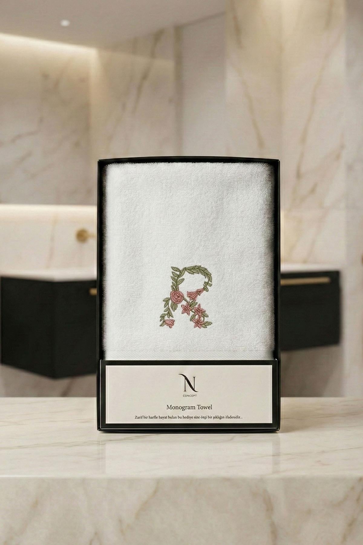 Monogram Harf Nakışlı Bambu Yüz Havlusu (50 x 90 cm)