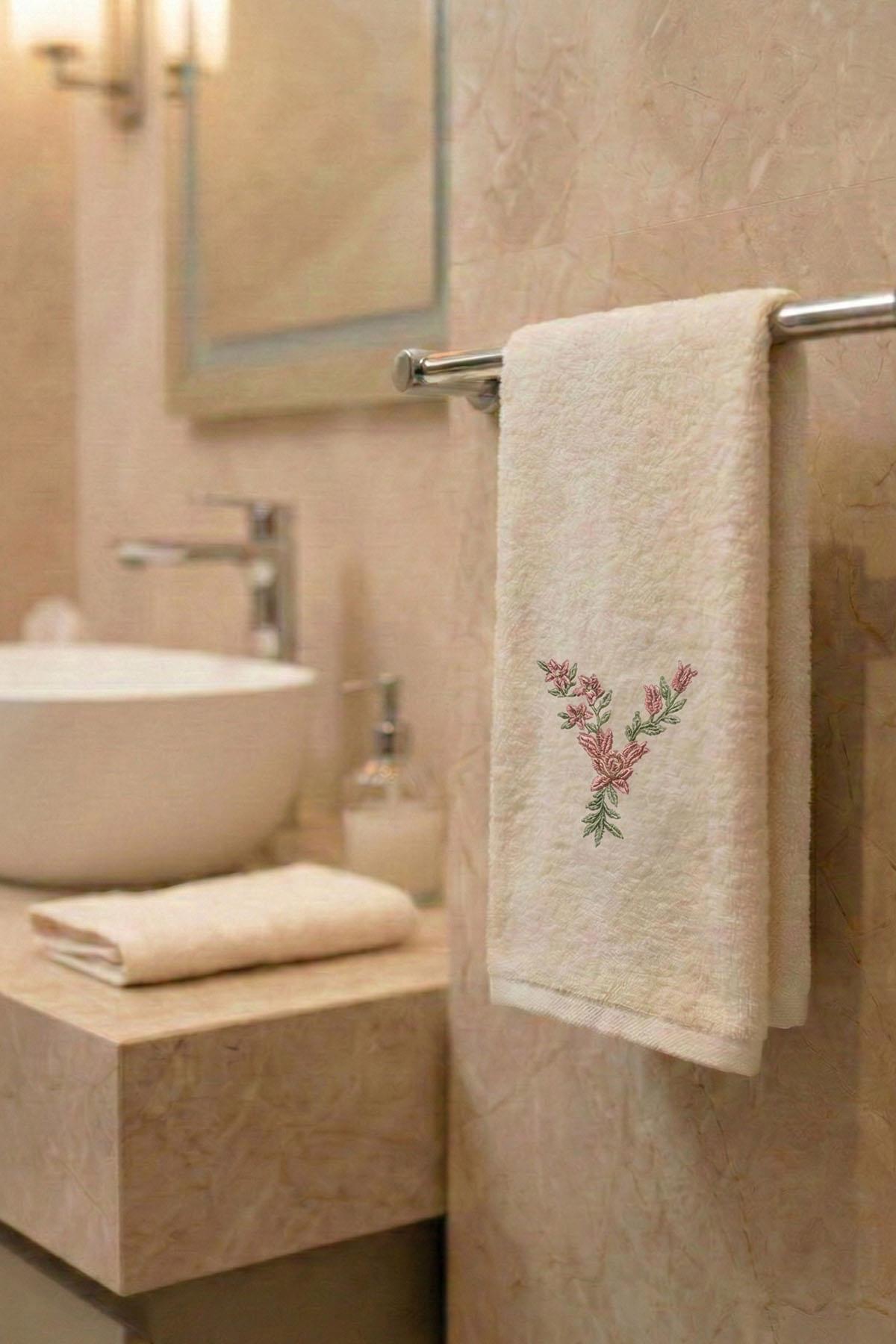 Monogram Harf Nakışlı Bambu Yüz Havlusu (50 x 90 cm)