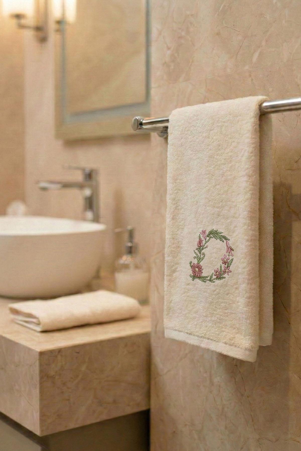 Monogram Harf Nakışlı Bambu Yüz Havlusu (50 x 90 cm)