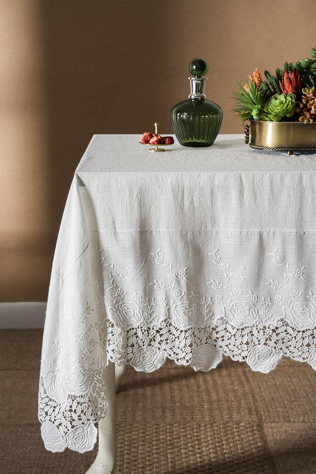 Morena Flower Embroidered Stain-Resistant, Worry-Free Tablecloth (160 x 260 cm)
