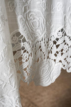 Morena Flower Embroidered Stain-Resistant, Worry-Free Tablecloth (160 x 260 cm)