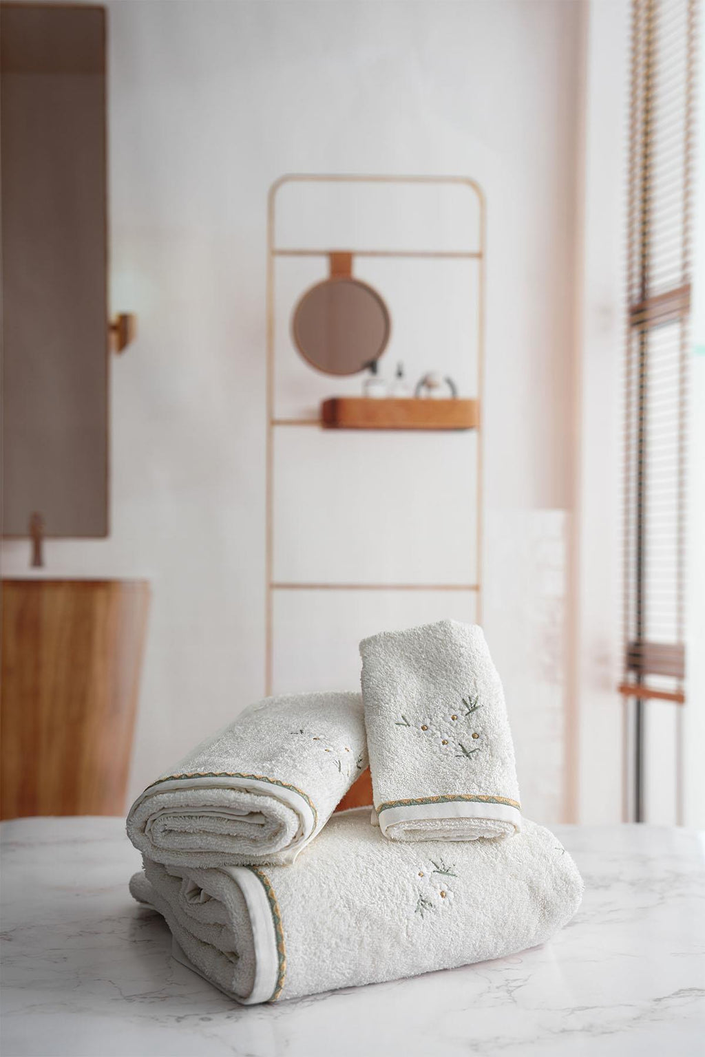 Nadia Daisy Embroidered Bath Towel (90 x 150 cm)