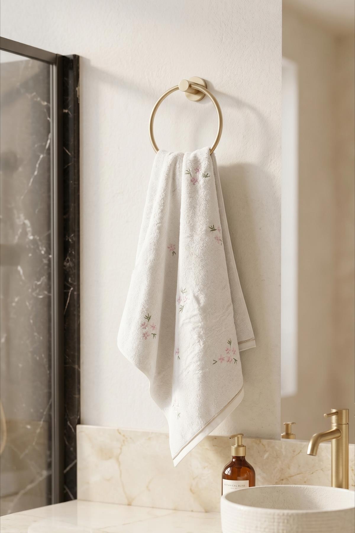Nadia Daisy Embroidered Bath Towel (90 x 150 cm)
