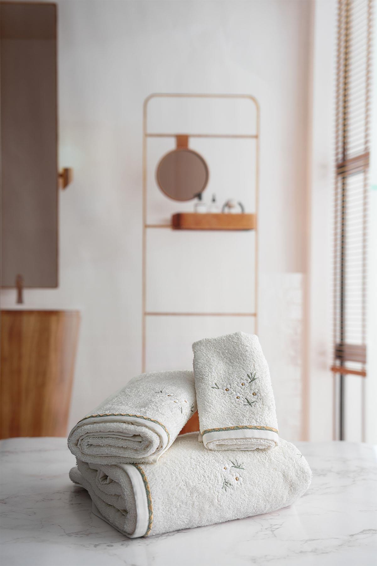 Nadia Daisy Embroidered Hand Towel (30 x 50 cm)