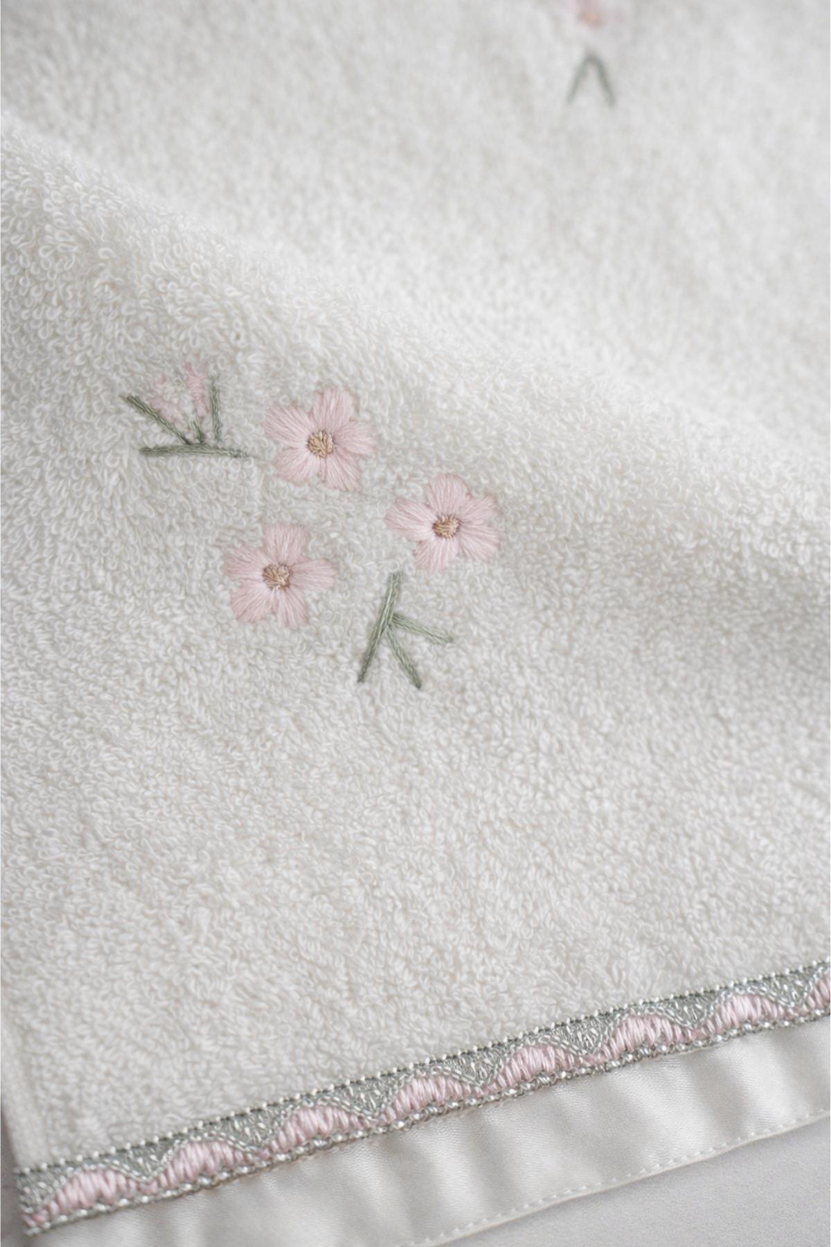 Nadia Daisy Embroidered Hand Towel (30 x 50 cm)
