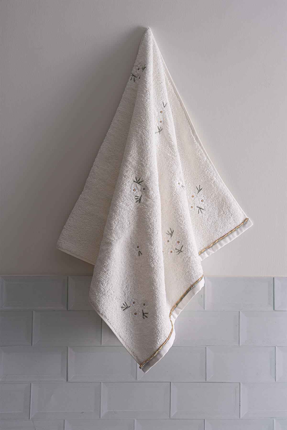 Nadia Daisy Embroidered Face Towel (50 x 90 cm)