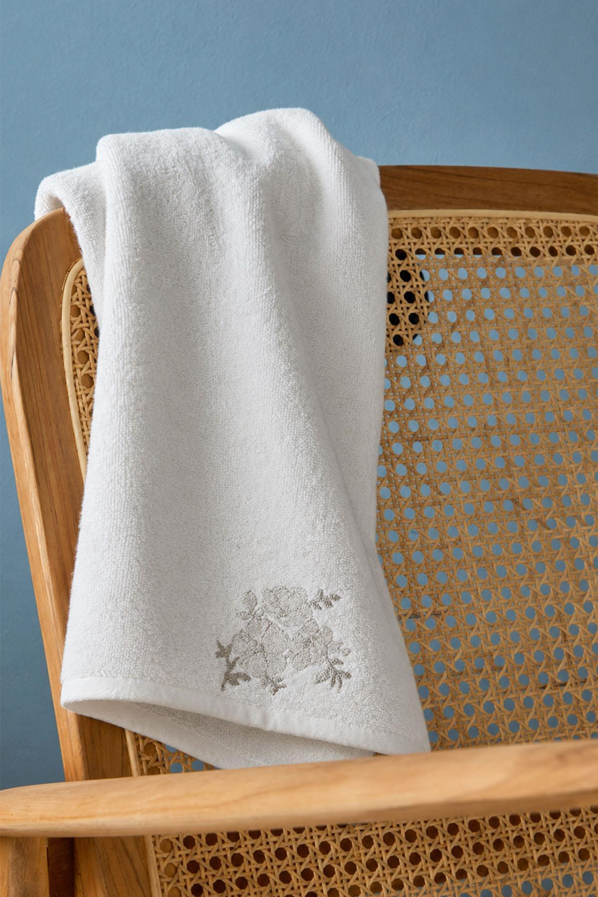 Nella Floral Bath Towel (90 x 150 cm)