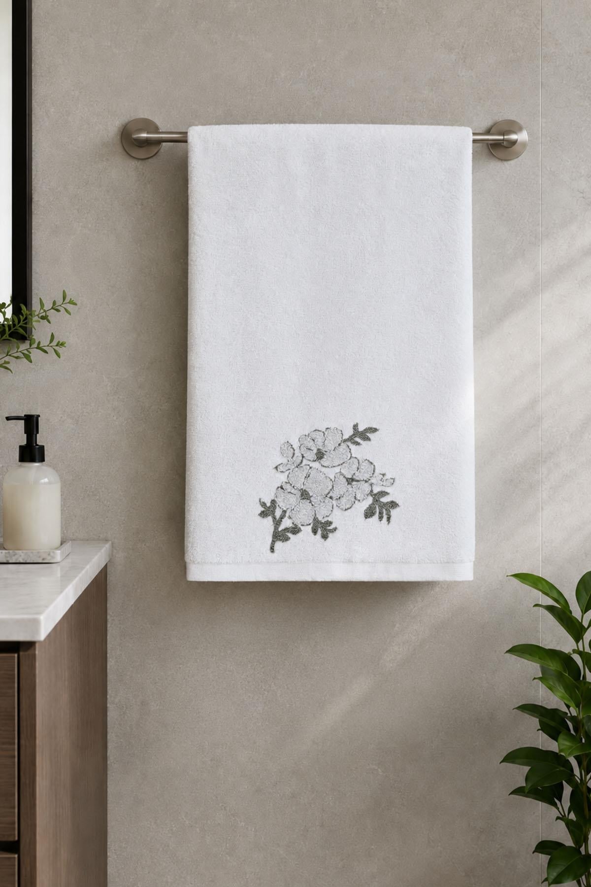 Nella Floral Bath Towel (90 x 150 cm)