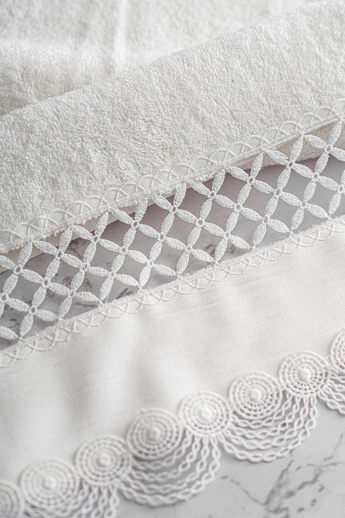 Queen Embroidered Bath Towel (90 x 150 cm)