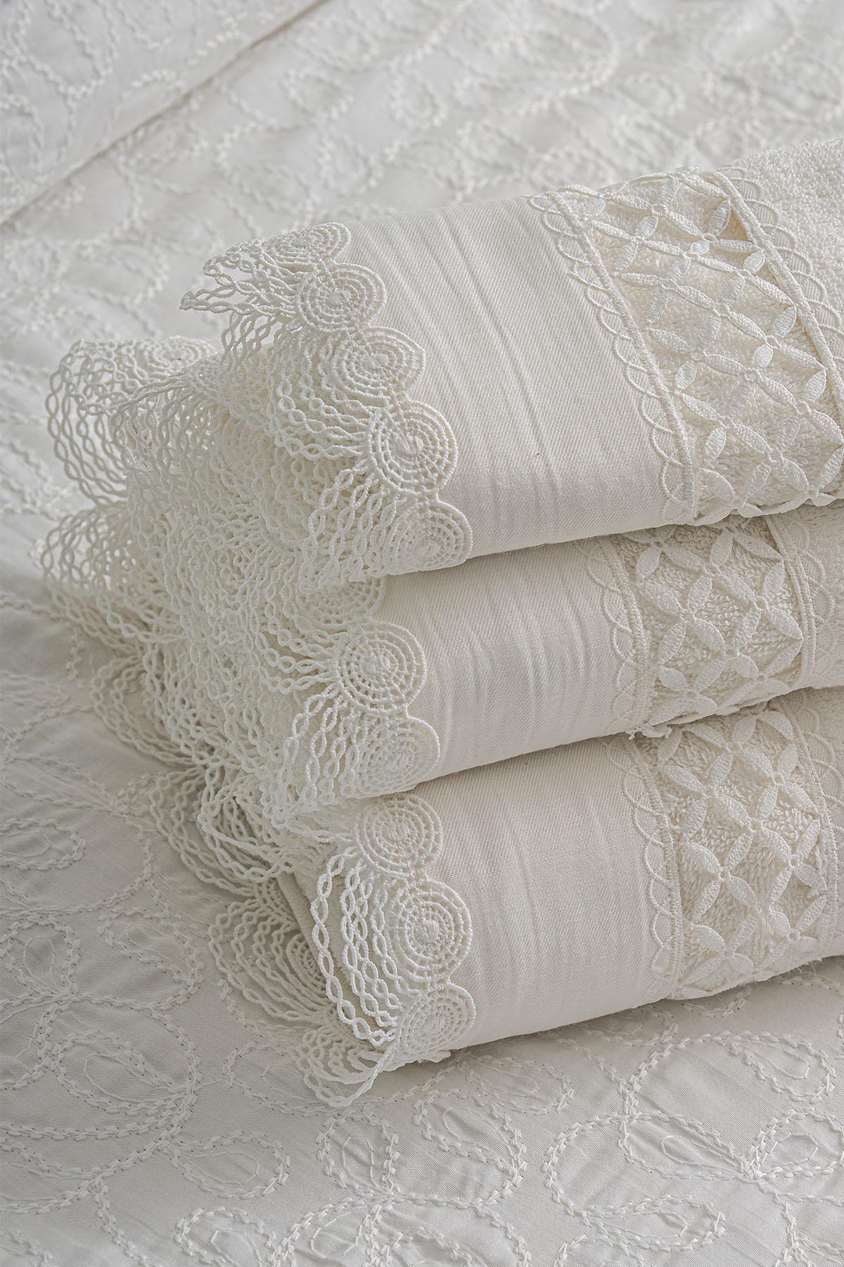 Queen Embroidered Bath Towel (90 x 150 cm)