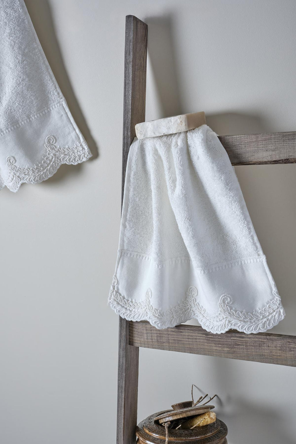 Ramos İşlemeli El Havlusu (30 x 50 cm) - Nazik Home - Yuvama Değer!