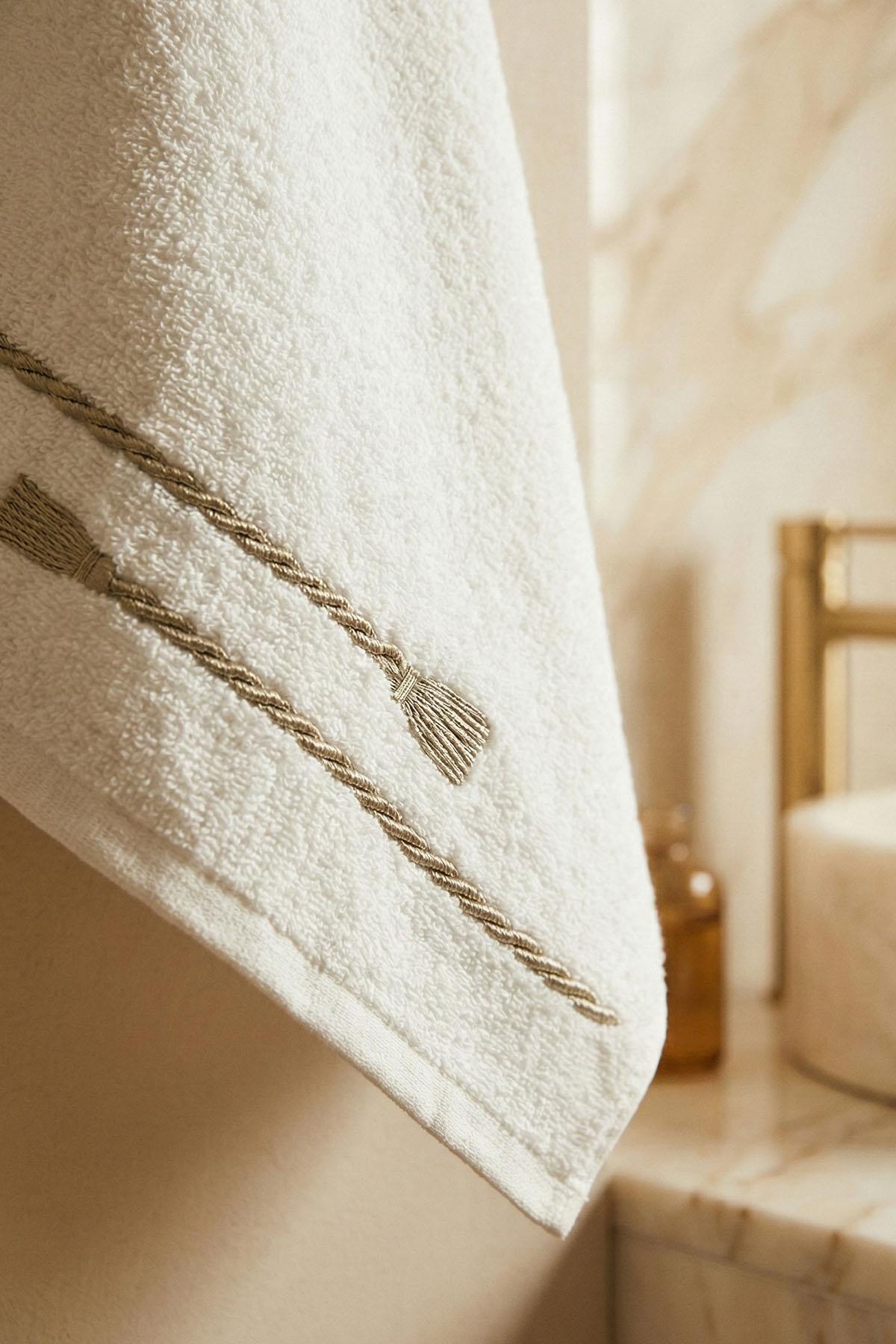Roman Embroidered Bath Towel (90 x 150 cm)