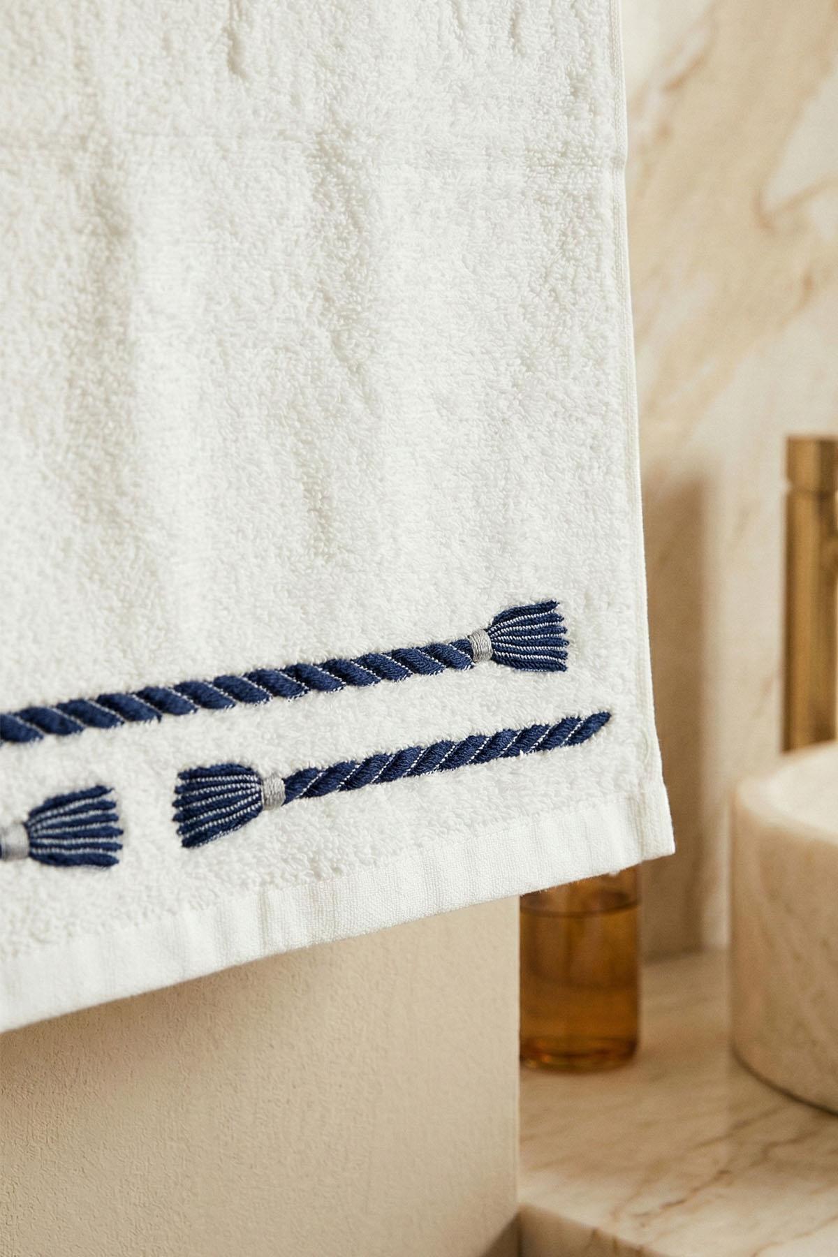 Roman Embroidered Bath Towel (90 x 150 cm)