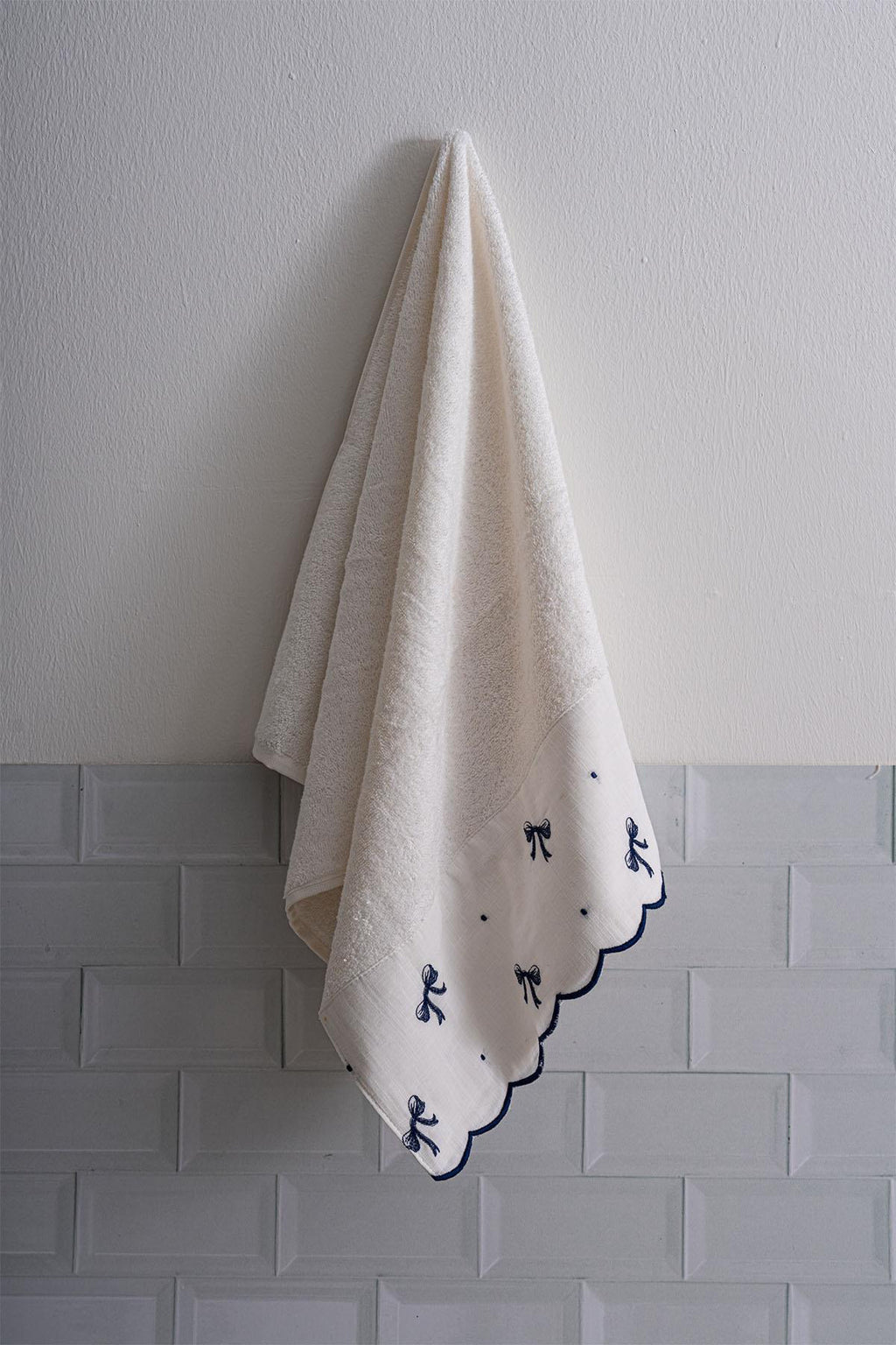 Serena Bow Embroidered Bath Towel (90 x 150 cm)