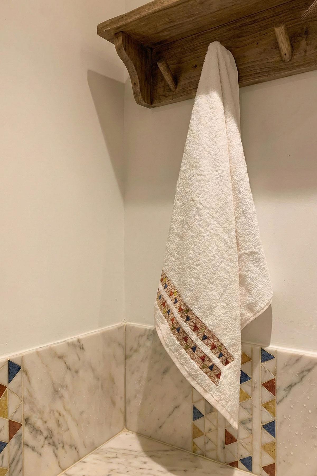 Tria Tile Pattern Hand Towel (30 x 50 cm)