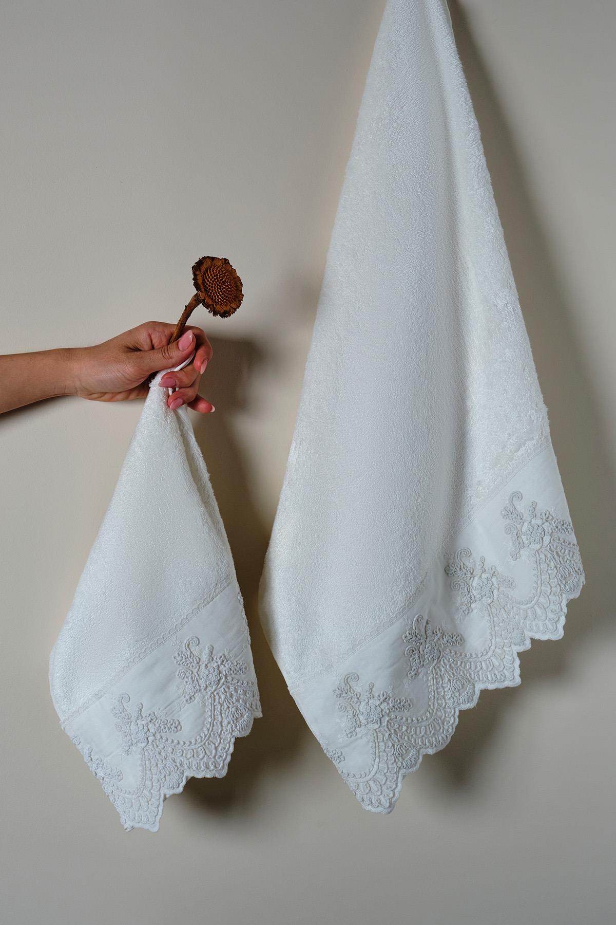 Embroidered Canvas Bath Towel (90 x 150 cm)