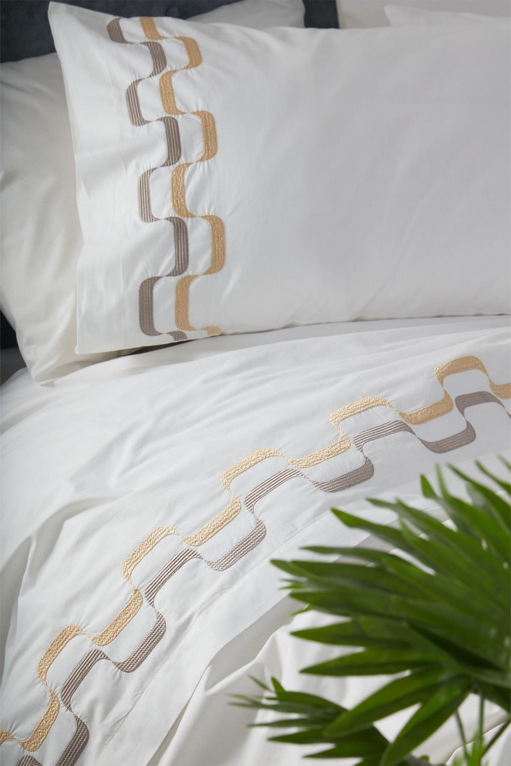 Vella Zigzag Embroidered Double 6-Piece Duvet Cover Set