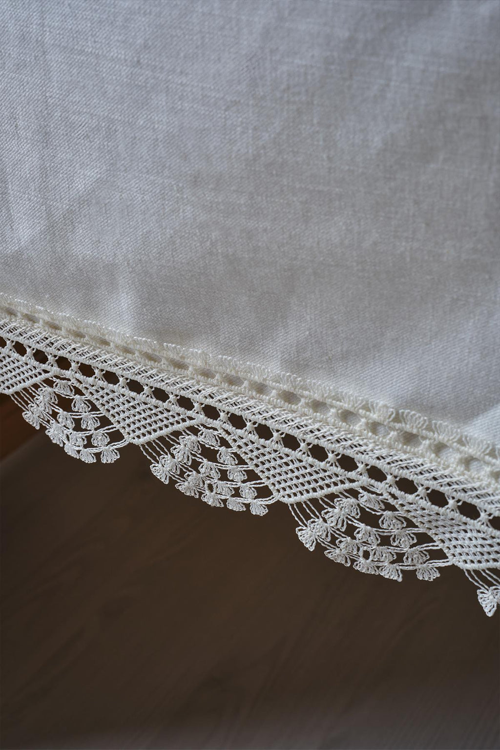 Zarif Dantelli Leke Tutmaz Masa Örtüsü (160 x 260 cm) - Nazik Home - Yuvama Değer!